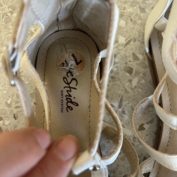 Life stride Soft System 7 1/2 White Strappy Sandals - Picture 6 of 7